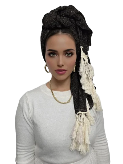 מטפחת איב שחורה עם נגיעות מטאליות וטאסלים