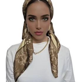 מטפחת נינה מרובעת בגוון חום עם הדפס עדין וגימור חצי מבריק