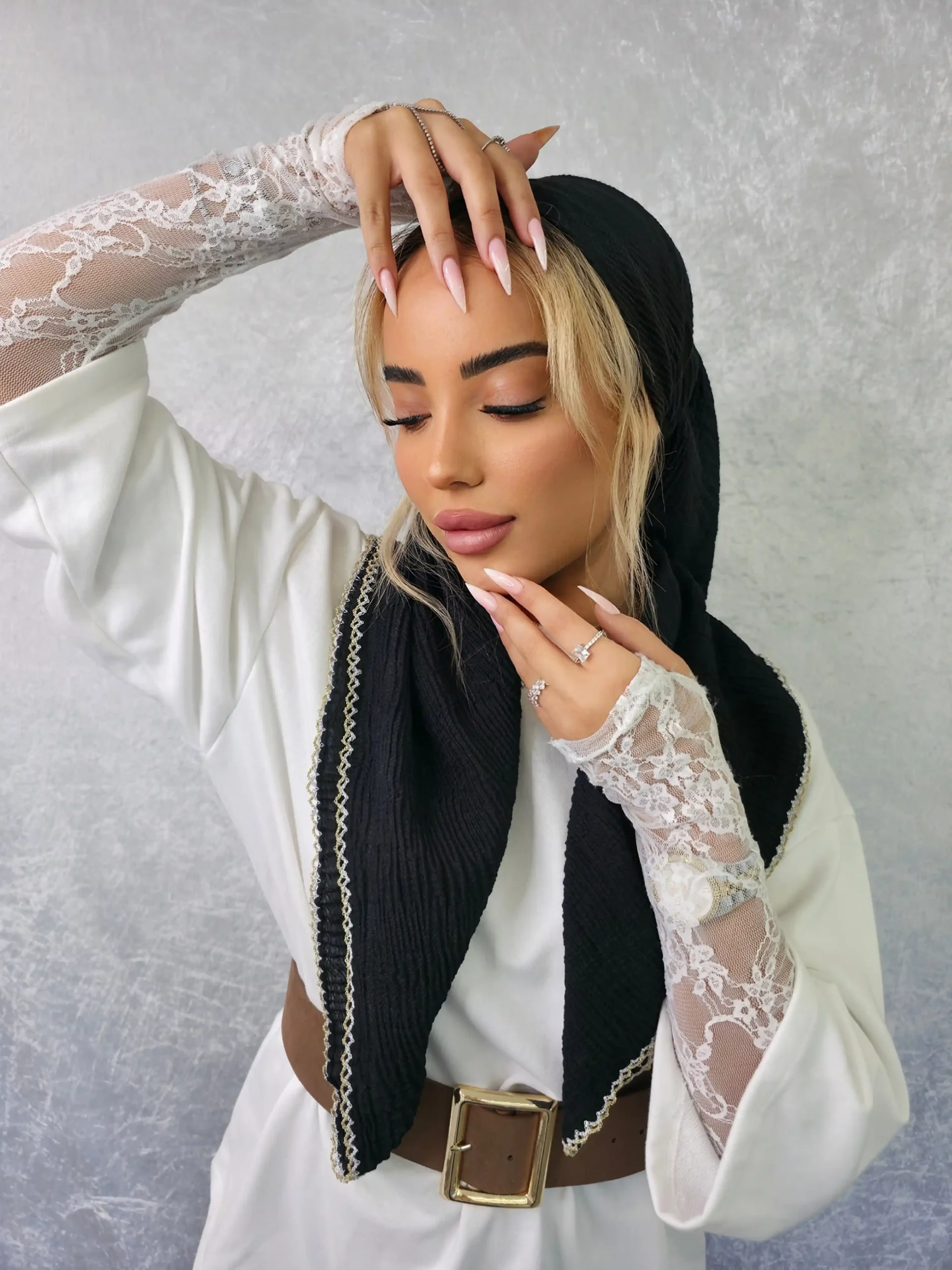headscarf-female-black-20005917-10 מטפחת דריה שחורה בטקסטורה גלית למראה יומיומי קלאסי