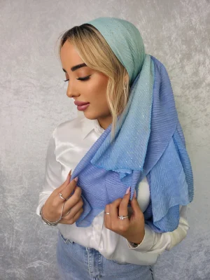 מטפחת גל כחולה בעיצוב פסים עם אחיזה יציבה על הראש