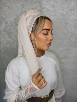 מטפחת לונג אגם בצבע קרם בגימור מט