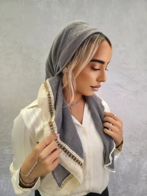 מטפחת מרובעת אלומה אפור כהה עם פנינים ועיטורי שוליים