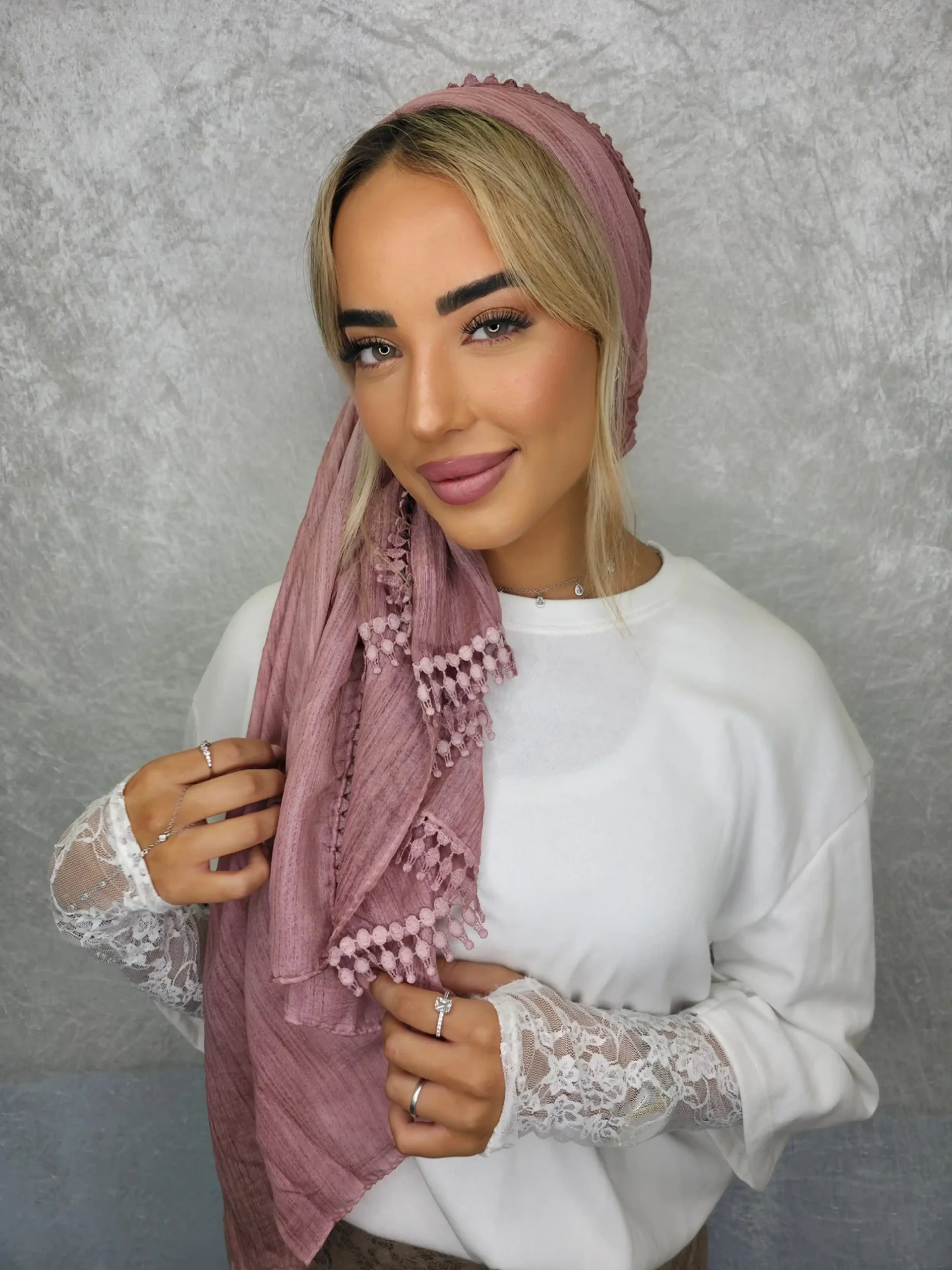 headscarf-female-dusty-pink-20002527-20 מטפחת לונג אריאל ורוד עתיק עם סיומת טאסלים מעוצבת