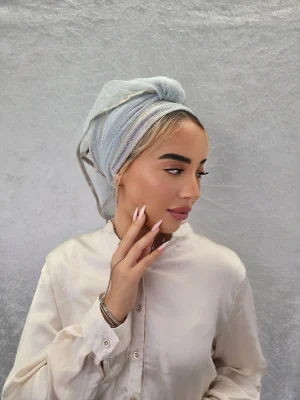 מטפחת אוריה תכלת בגימור מט עם טאסלים ועיטורים מוקפדים