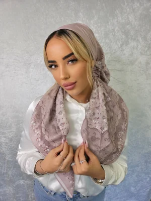 מטפחת מרובעת ליאן ורודה עם דוגמה פרחונית רכה