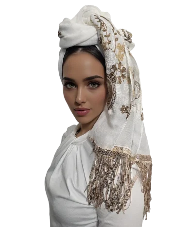 מטפחת סיון לבנה וחגיגית עם רקמת פרחים ופייטים עדינים לערב