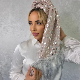 מטפחת גלי מודפסת ורוד בייבי בגימור חצי מבריק לאירועים