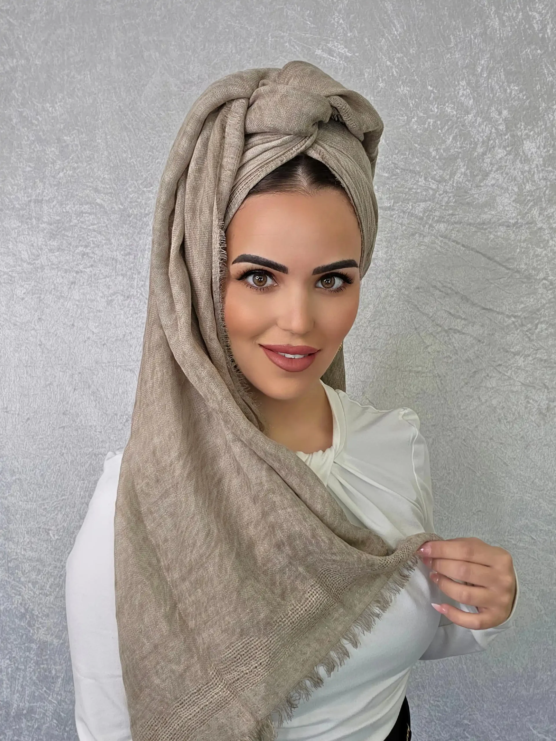 headscarf-female-beige-10008485 מטפחת לונג רוז בצבע בז' יומיומי בעלת דוגמה גיאומטרית עדינה וגימור מט