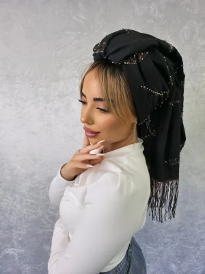 מטפחת לונג שחורה מדגם תמר עם עיטורי פייטים נוצצים לאירוע