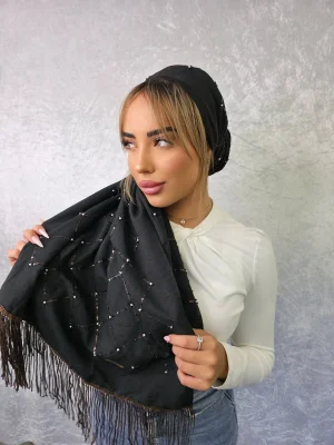מטפחת שוהם שחורה בעיטור פייטים ופנינים למראה ערב חגיגי
