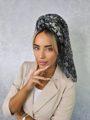 מטפחת פז שחורה קלאסית בגימור מט עם אחיזה יציבה על הראש