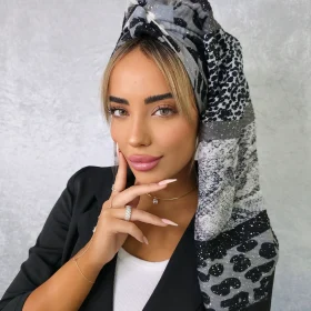 מטפחת ראש עטרה בצבע שחור עם נקודות עדינות לקשירה נוחה ויציבה