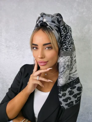 מטפחת ראש עטרה בצבע שחור עם נקודות עדינות לקשירה נוחה ויציבה