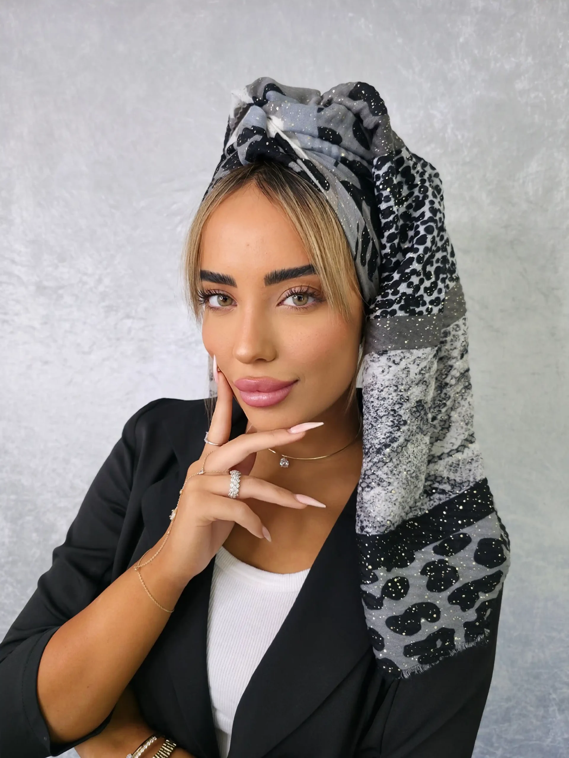 headscarf-female-black-20005429-4 מטפחת ראש עטרה בצבע שחור עם נקודות עדינות לקשירה נוחה ויציבה