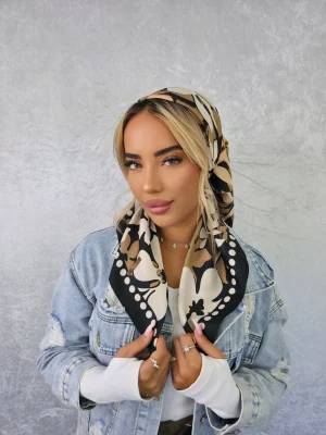 מטפחת נוגה שחורה ואוורירית עם שילוב של פרחים ונקודות
