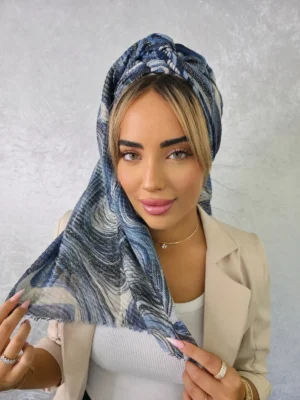 מטפחת לונג צהלה בצבע כחול בדוגמת נקודות מנצנצת