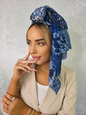 מטפחת פז כחולה מבד נושם וקליל עם דוגמה גיאומטרית עדינה