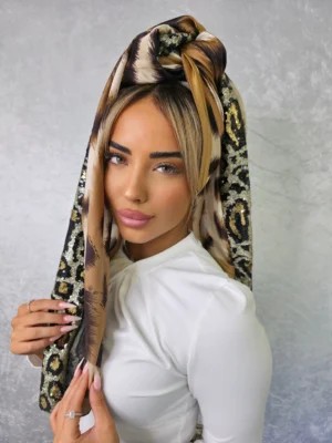 מטפחת ערבה חומה עם עיטורי תחרה ופייטים