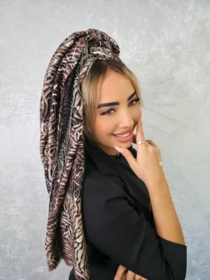 מטפחת לונג בתיה בחום קלאסי עם ברק עדין של לורקס