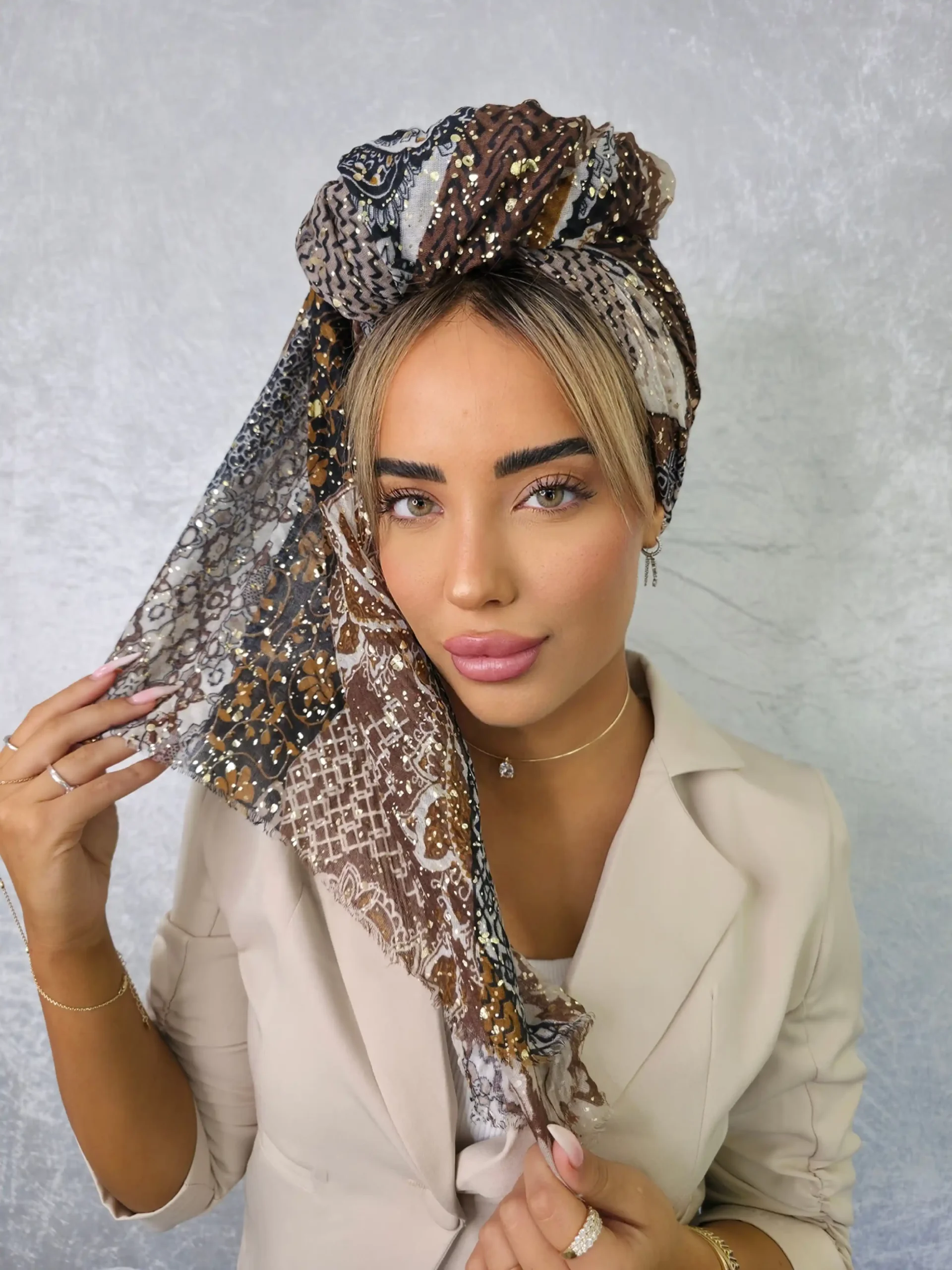 headscarf-female-brown-20005405-7 מטפחת פז חומה ליום יום עם דוגמת נקודות ואחיזה יציבה במיוחד