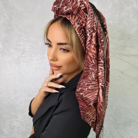 מטפחת בתיה בגוון בורדו יוקרתי עם דוגמה גיאומטרית