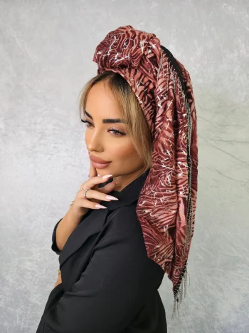 מטפחת בתיה בגוון בורדו יוקרתי עם דוגמה גיאומטרית