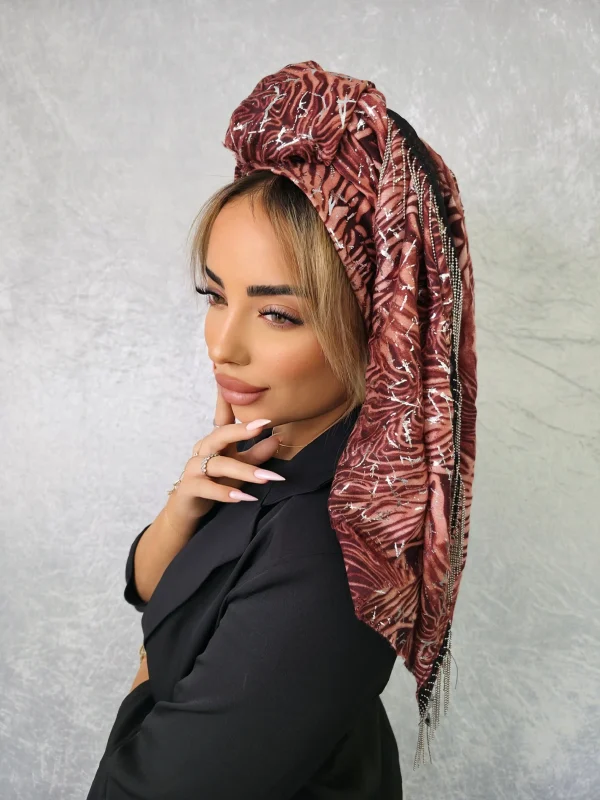 מטפחת בתיה בגוון בורדו יוקרתי עם דוגמה גיאומטרית