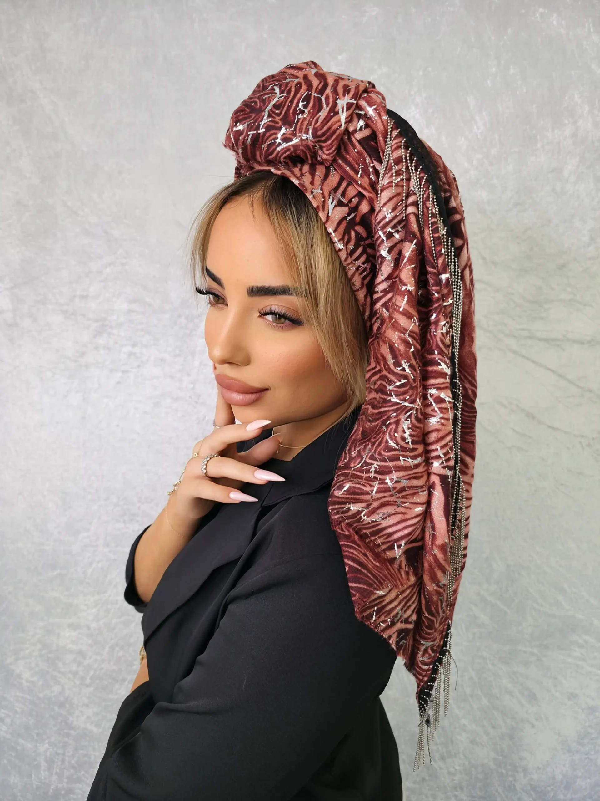 headscarf-female-burgundy-20005160-2 מטפחת בתיה בגוון בורדו יוקרתי עם דוגמה גיאומטרית