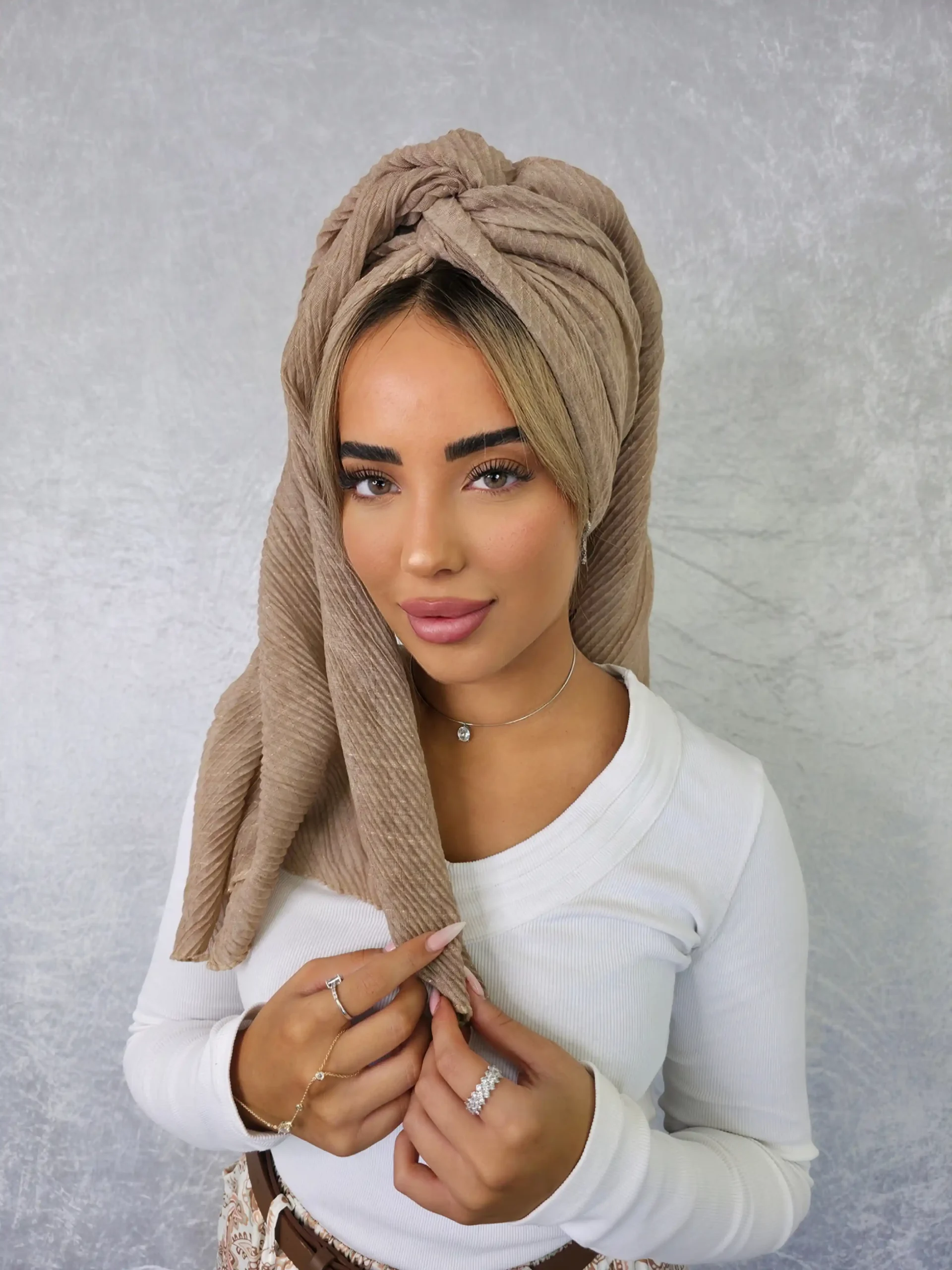 headscarf-female-camel-10008546 מטפחת טל פליסה בגוון קאמל קלאסי בעיצוב לונג אופנתי ליום יום