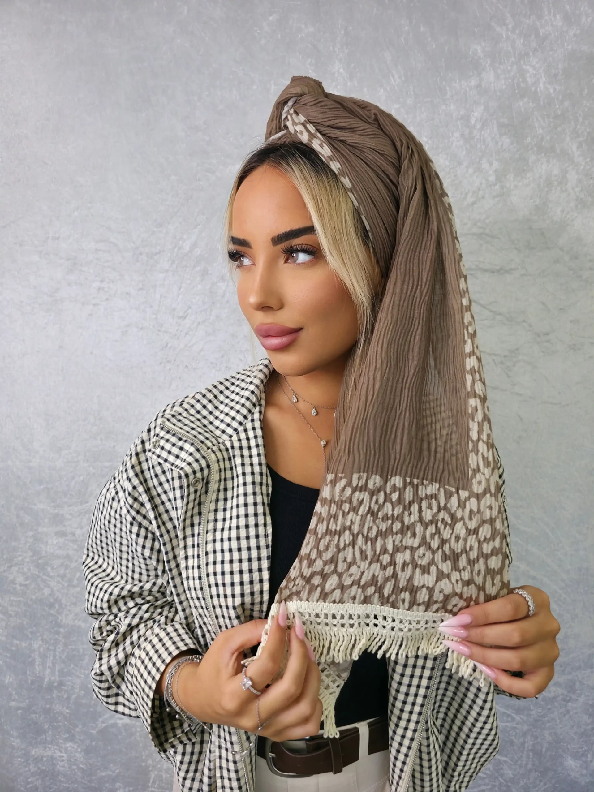 headscarf-female-camel-10008614-13 מטפחת ירדן בגוון קאמל אוורירית וקלילה עם גימור מט למראה רך