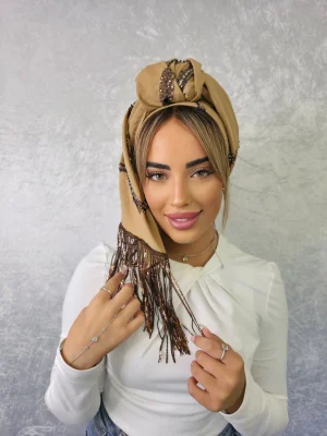 מטפחת תמר קאמל בגימור מט עם רקמה עדינה ואחיזה יציבה