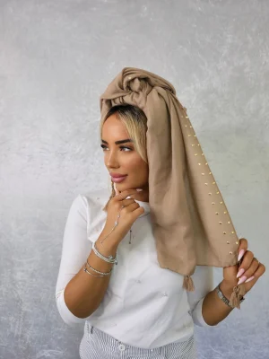 מטפחת יהל בגוון קאמל קלאסי עם עיטורי אבני חן וטאסלים