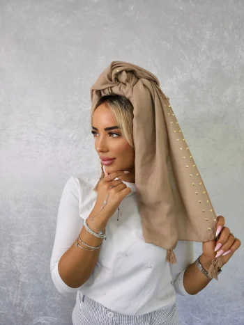 מטפחת יהל בגוון קאמל קלאסי עם עיטורי אבני חן וטאסלים