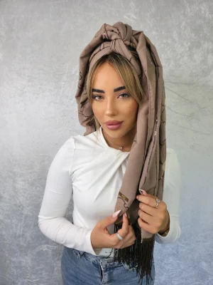 מטפחת שקד חגיגית בצבע חום שוקולד עם רקמה פרחונית ואבני חן