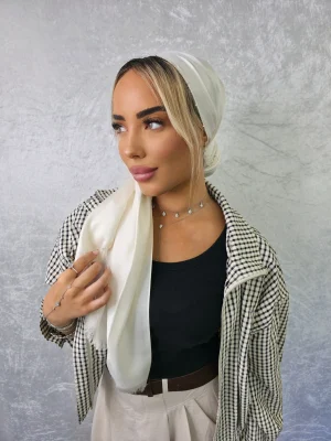 מטפחת ערב דגם זוהר קרם חגיגית עם עיטורי אבני חן יוקרתיים