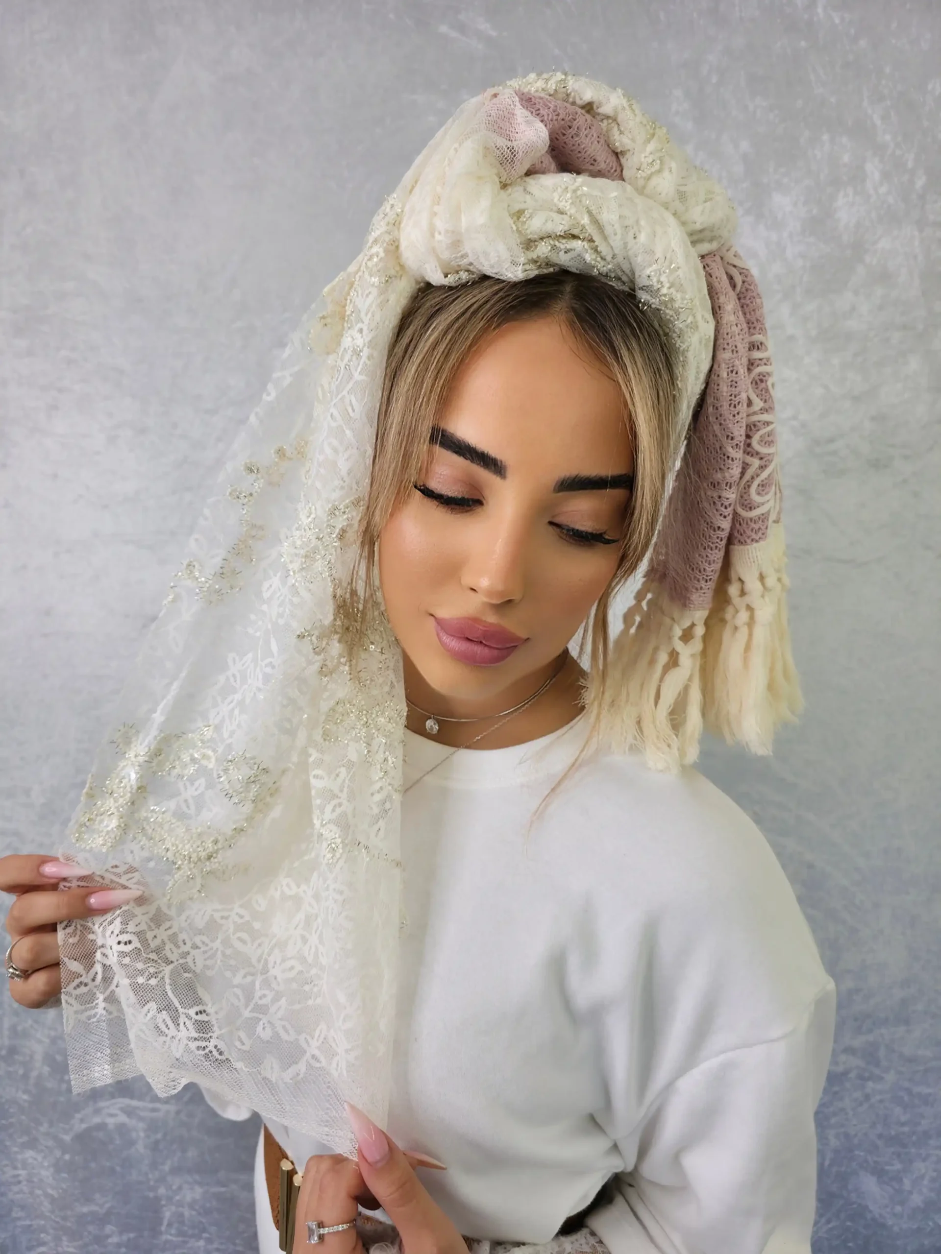 headscarf-female-cream-20004163-26 מטפחת לוטם בצבע קרם משולבת בדים בטקסטורה מטאלית עדינה