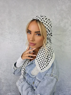 מטפחת משי בצבע קרם אטומה ואוורירית עם הדפס פרחוני עדין