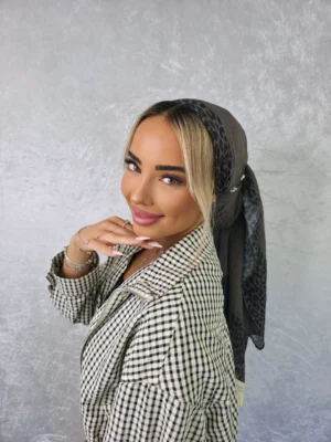 מטפחת ירדן אפור כהה עם עיטורי תחרה וטאסלים למראה יומיומי נשי