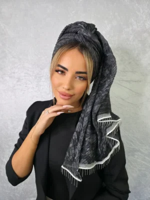 מטפחת צליל בצבע אפור כהה עם טקסטורת פליסה ועיטורי חרוזים