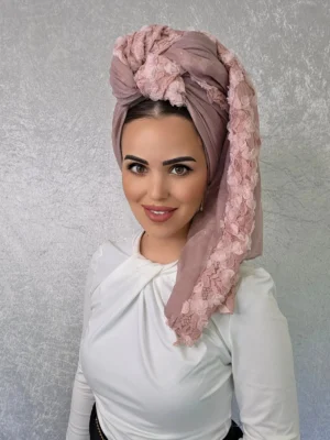 מטפחת דניאלה בלונג ורוד עתיק עם תחרה ודוגמה פרחונית