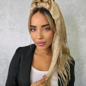 מטפחת עדיאל בגוון זהב חגיגי עם פרנזים מיוחדים בקצוות