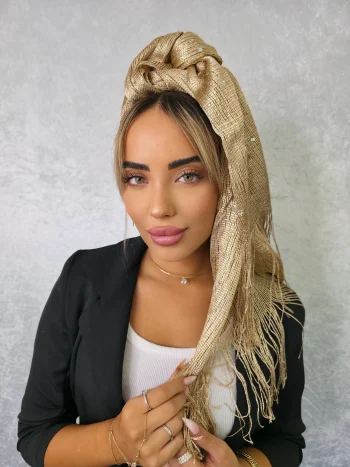 מטפחת עדיאל בגוון זהב חגיגי עם פרנזים מיוחדים בקצוות