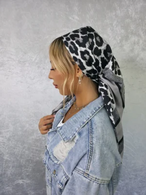 מטפחת מרלן מרובעת בגוון אפור עם הדפס חיות וגימור חצי מבריק