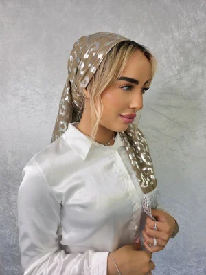 מטפחת ערב גלי ירוקה יציבה ונושמת עם עיטורי פרנזים