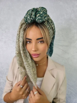 מטפחת עדי יציבה ויוקרתית בגוון ירוק עם דוגמה גיאומטרית