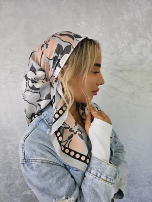 מטפחת נוגה מרובעת בצבע אפור בהיר עם הדפס נקודות עדין