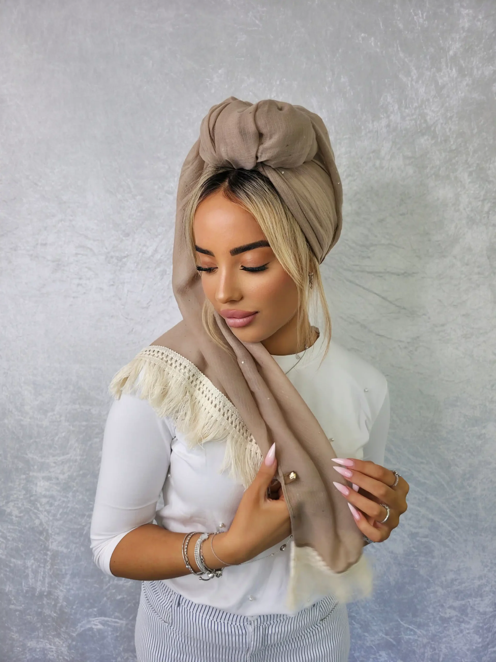 headscarf-female-mocha-20003388-9 מטפחת לונג הודיה בצבע מוקה רך עם עיטורי פייטים למראה קז'ואל משודרג