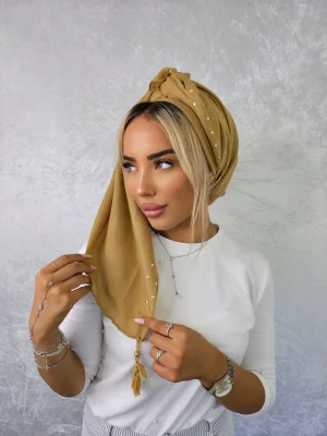 מטפחת יהל חרדל עם עיטורים יוקרתיים לעונת המעבר