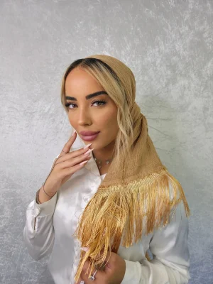 מטפחת לונג טופז בגוון חרדל בטקסטורת קמט יוקרתית