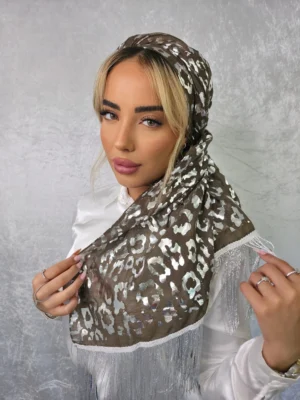 מטפחת גלי לונג בגוון ירוק זית עם אחיזה מושלמת על הראש